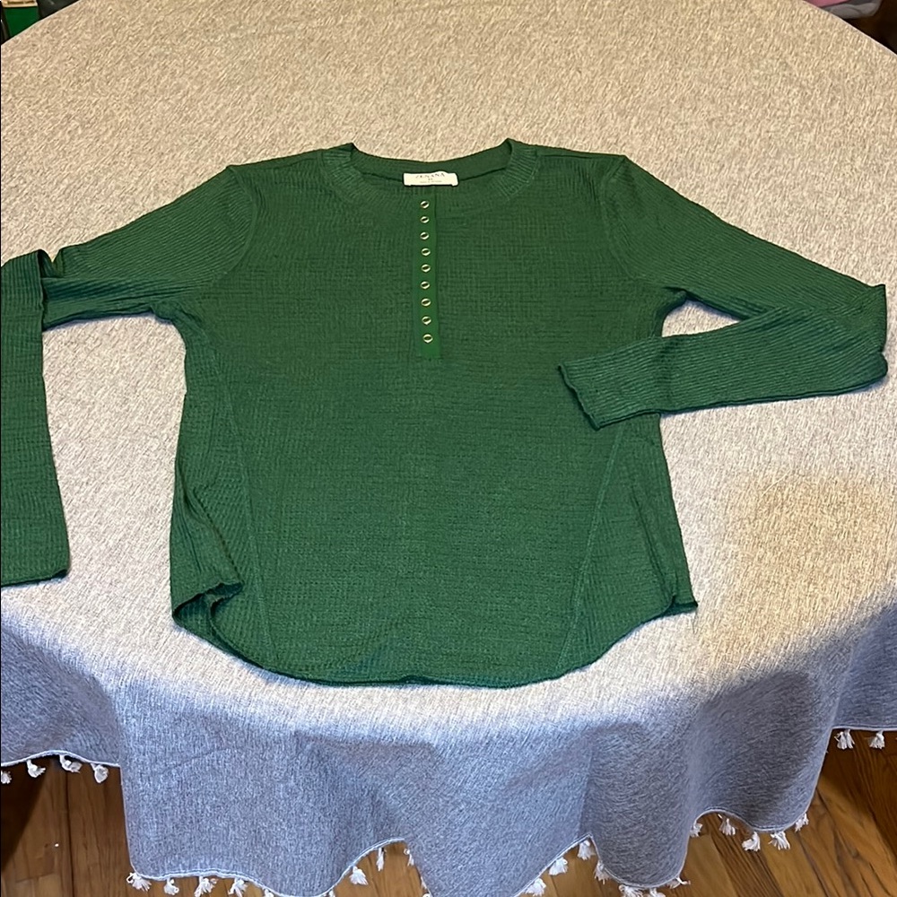 Zenana Outfitters Green Long Sleeve Tee